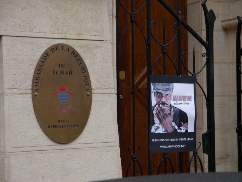 Affiche devant ambassade